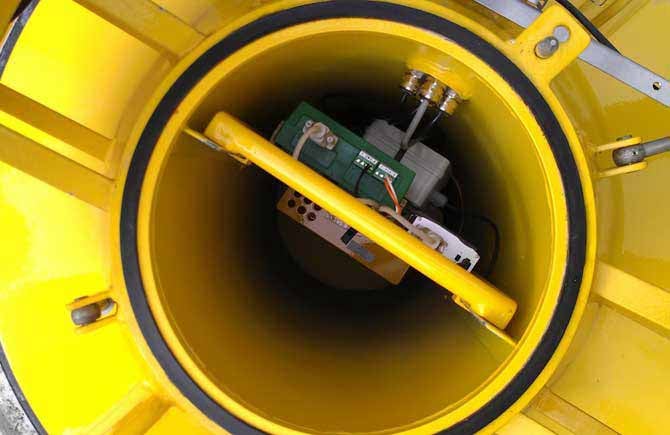 Buoy_monitoring_temperature_profile_water_quality_Ammersee_Data_logger_inside_OTT-670x435