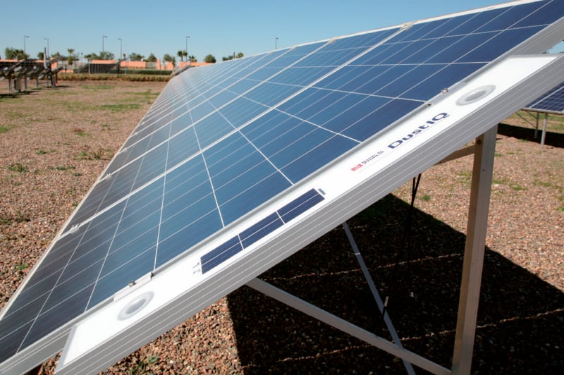 DustIQ Soiling Sensor next to PV modules